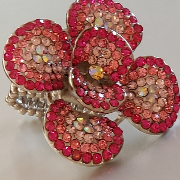 2/$10 Oversized Flower Stretch Ring - Picture 5 of 8